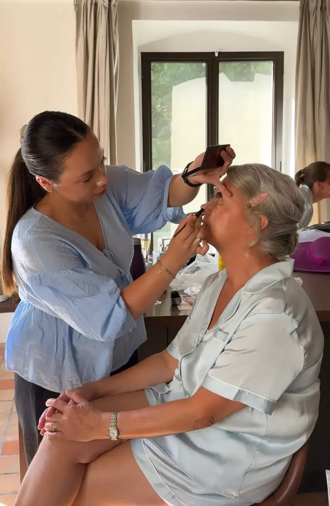 Ginebra Pedraz maquillando a la madre de la novia