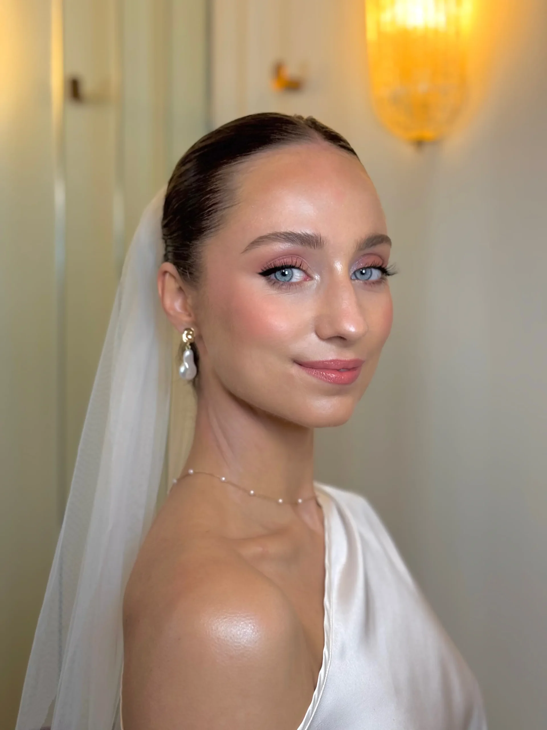 Maquillaje en tonos rosados para novia con ojos azules