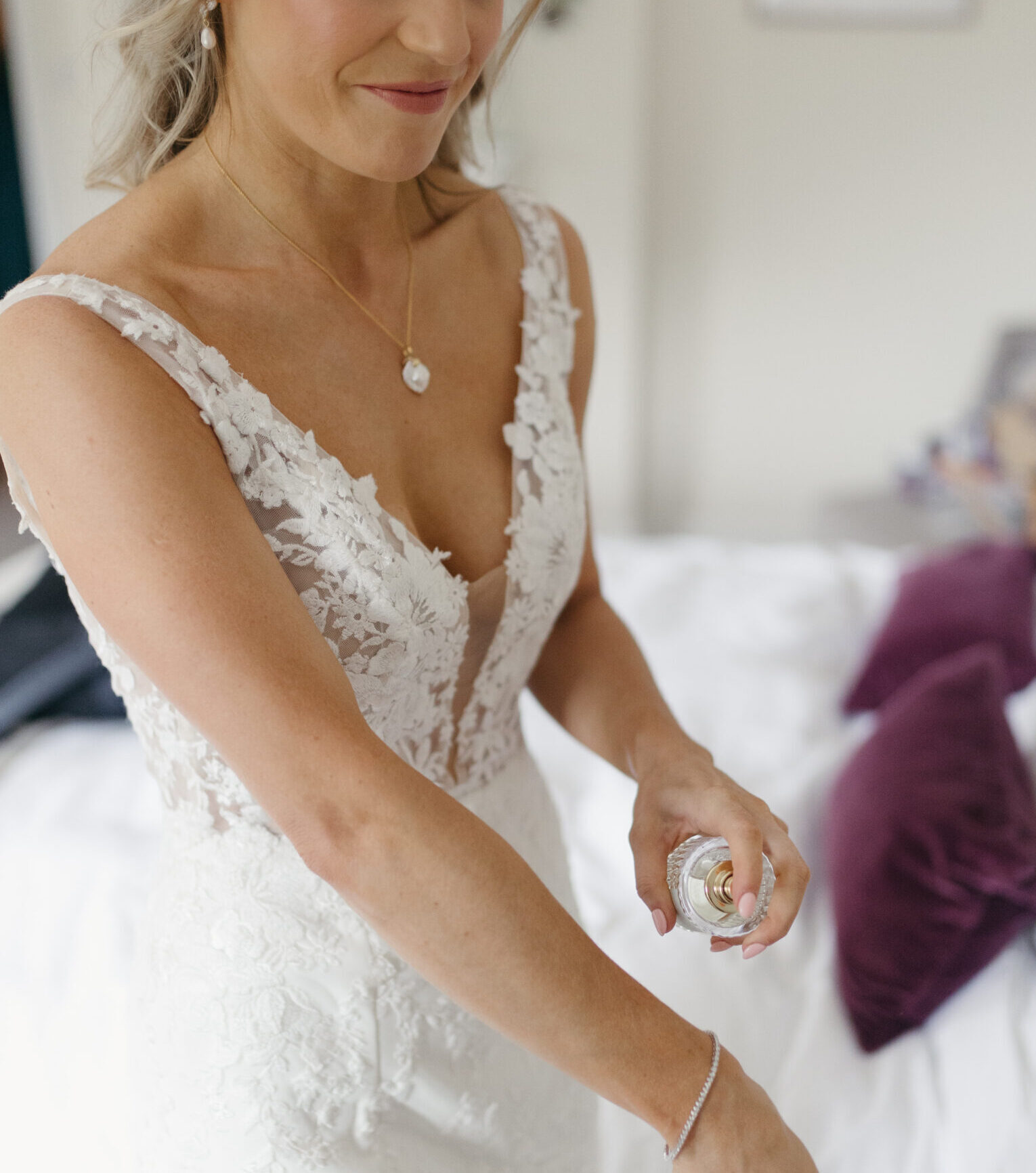 Novia maquillada y peinada para el dia de su boda