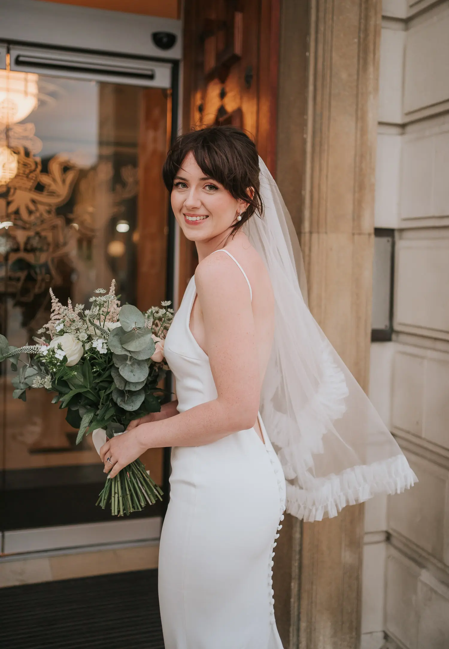 Novia con maquillaje natural y moño bajo