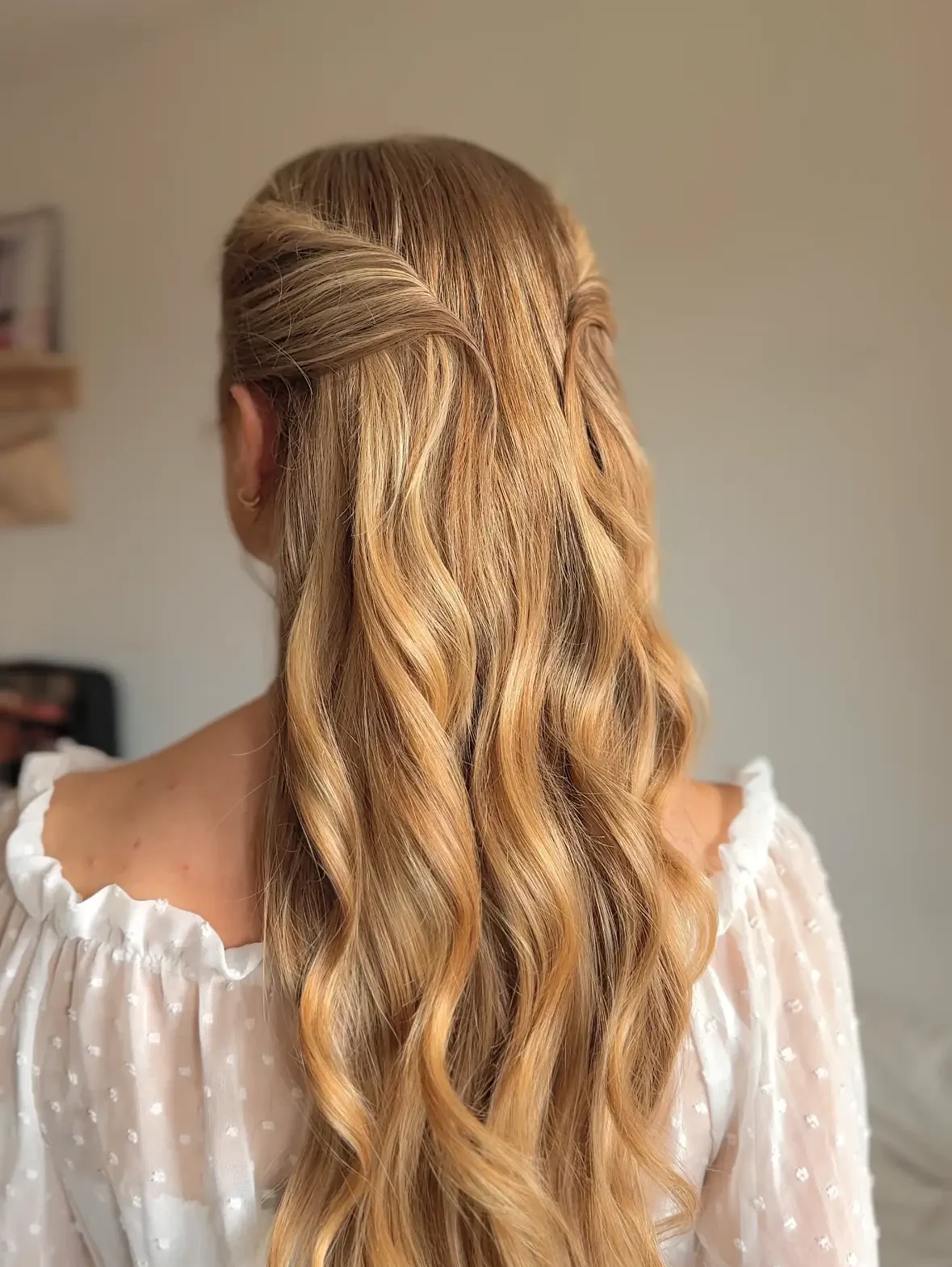 Semirecogido con ondas suaves en pelo rubio