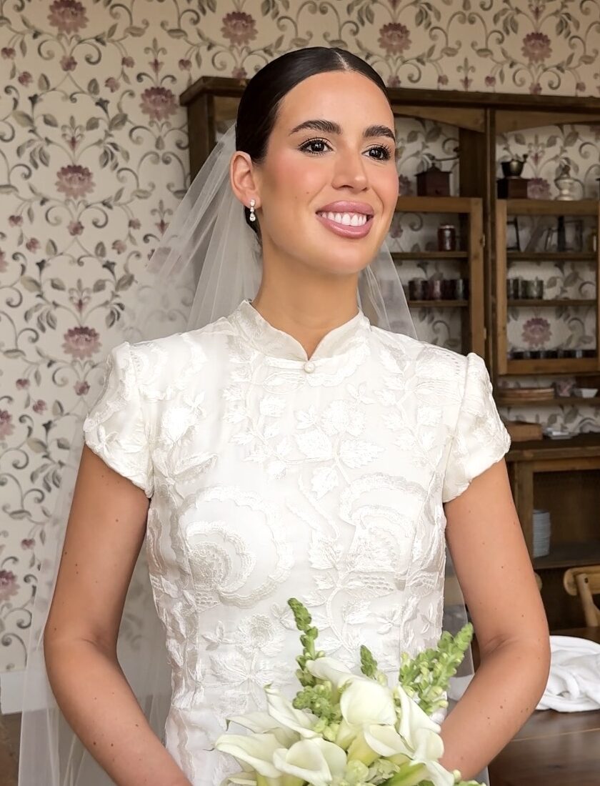Novia con maquillaje glam y recogido bajo pulido con velo